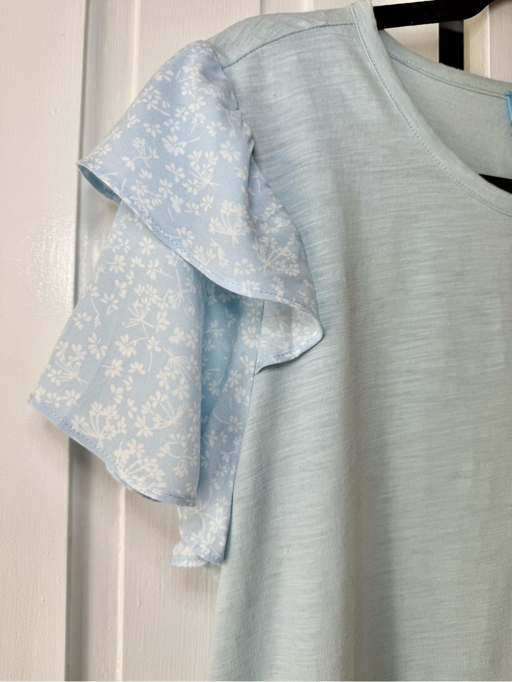 CeCe Light Blue Mixed Media Ruffle Flutter Sleeve Floral Top - XL - Picture 5 of 7